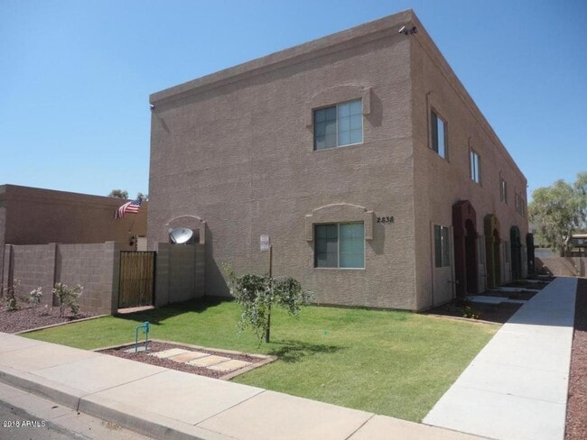 Photo - 2838 E Tracy Ln Townhome
