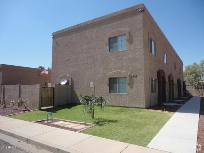 Building Photo - 2838 E Tracy Ln Rental