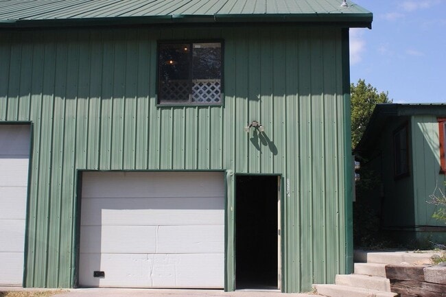 Building Photo - 1221 1/2 E Lewis St, Livingston MT 59047