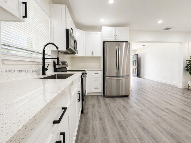 736 NW 41st St