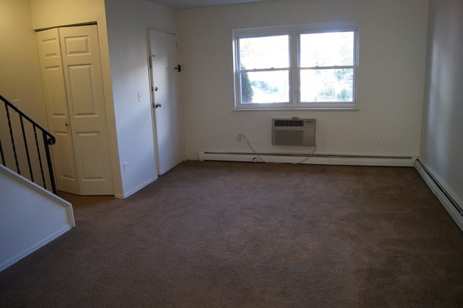 Townhouse Living Room - Maple Tree Apartments