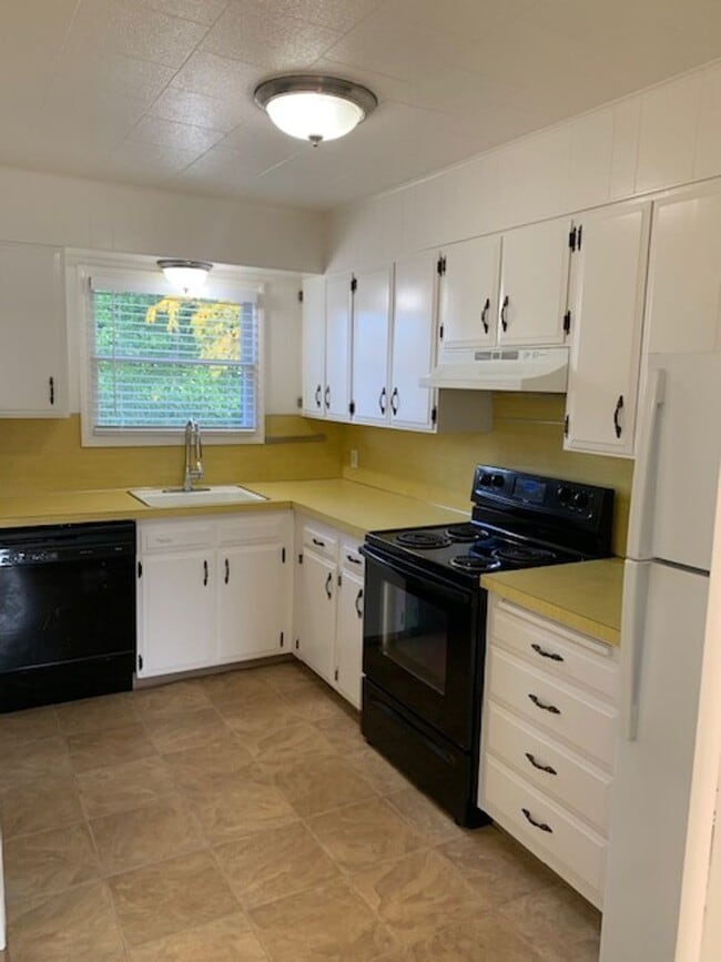 Photo - $2,400 - Two Bedrooms, One Full Bath with Bonus Room in Dekum Piedmont Neighborhood