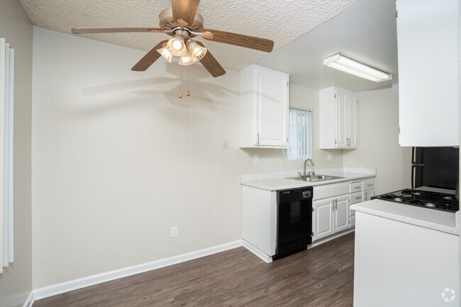 Interior dinning room to kitchen Unit 115