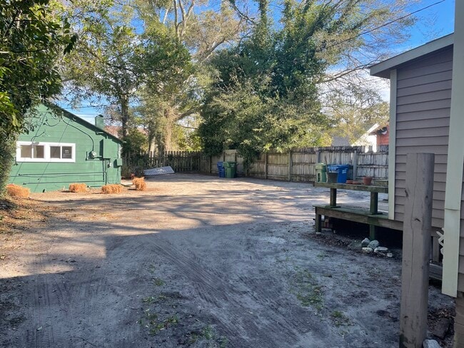 Photo - 2053 Monroe St