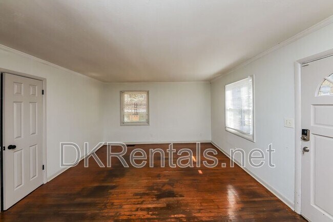 Photo - 210 Oak Dr SE