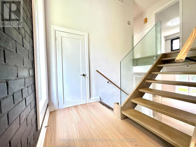 Photo - 1319 Cumnock Crescent