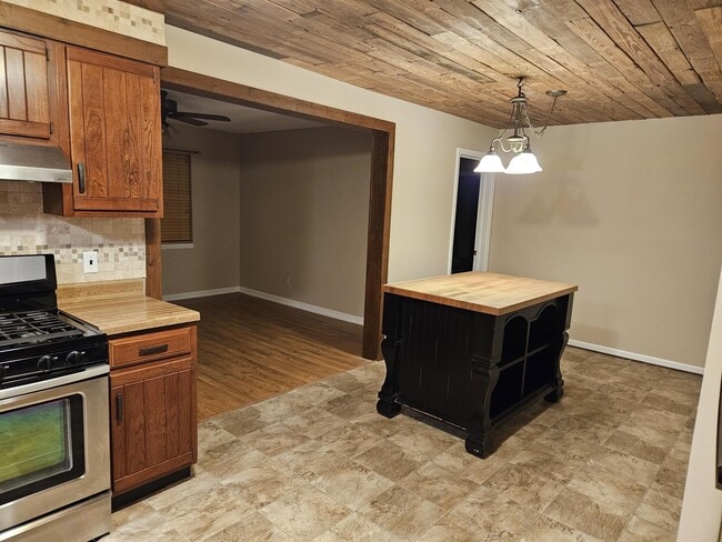 Photo - 2832 Clyburne St