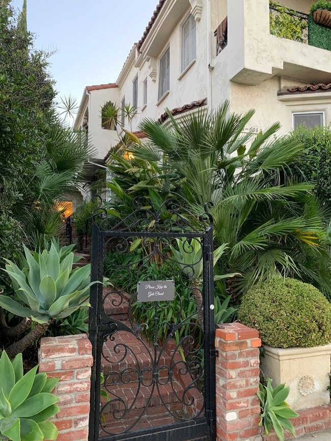 Photo - 9560 1/2 W Olympic Blvd