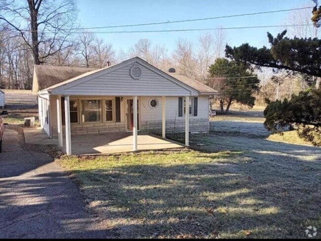 Building Photo - Comfy 2 Bedroom, 1 Bath House located in R...