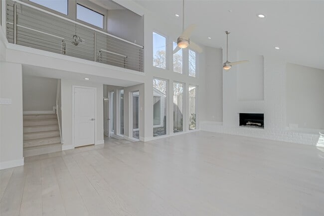 Building Photo - 915 Daria Dr