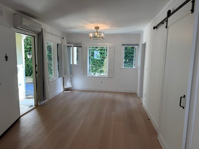 Building Photo - 8730 Rosewood Ave Unit 8728