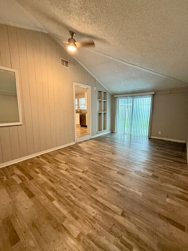 Photo - Dual Living Delight in the Heart of Lakeland!