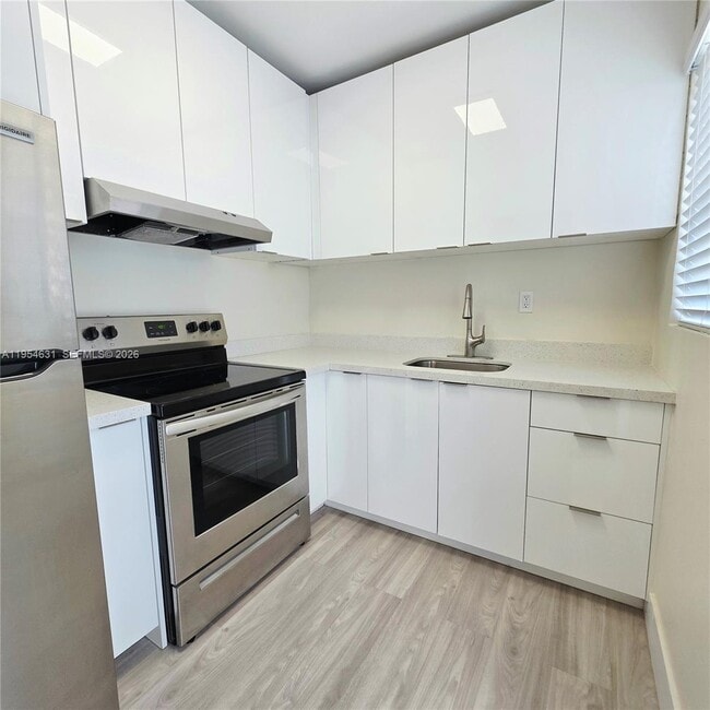 Building Photo - 2140 Biarritz Dr Unit 1