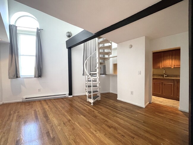 Building Photo - 124 Winnisiment St Unit 9