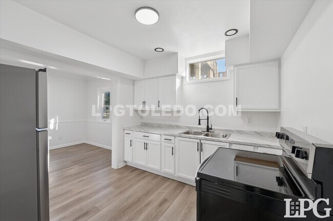 Building Photo - 4013 Caroline Ave