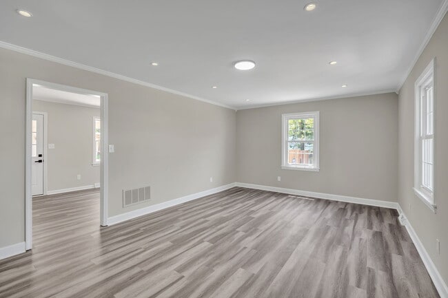 Photo - 120 Abbotsford Dr