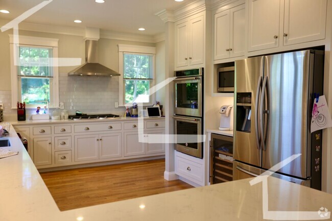 Building Photo - 7/1 Massive, renovated 5BR/3.5BA near Wash... Rental