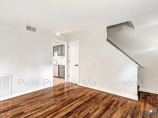 Photo - 2005 2nd Ave