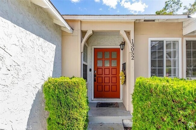 Building Photo - Lovely home nestled in the picturesque cit...