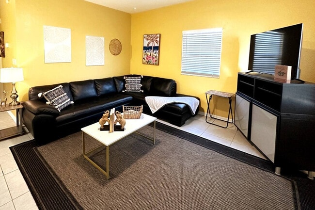 Building Photo - 408 NW 5th Ave Unit ID1359111P