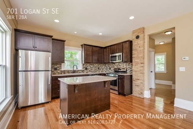 Photo - 701 Logan St SE