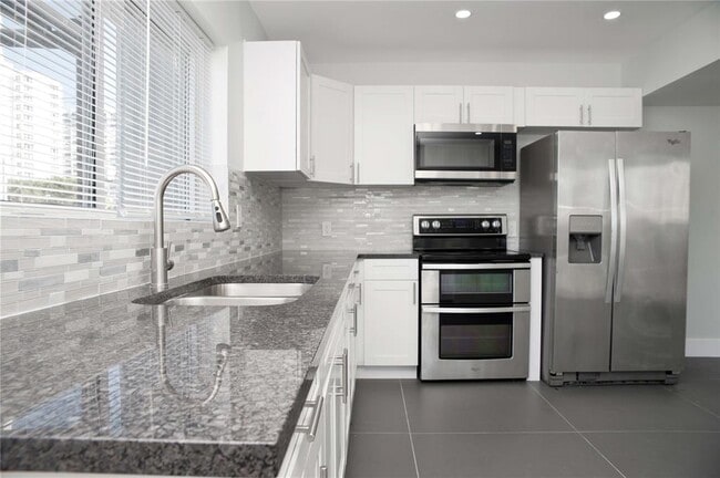 Building Photo - 4051 N Ocean Dr Unit 2 Rental