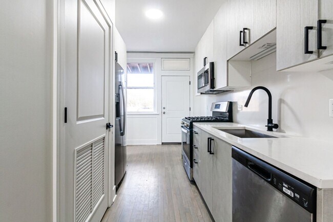 Photo - Modern and Luxurious 3b/2b Apartment Near Loyola University Unidad 3N