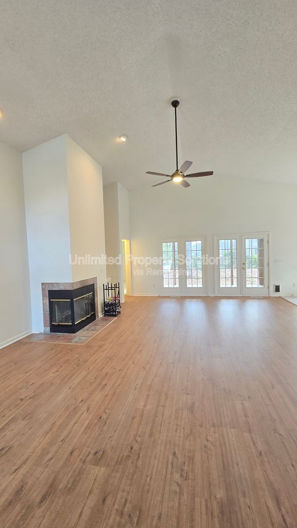 Photo - 426 Lansdowne Rd