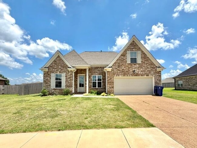 Building Photo - Now Leasing a 5-bedrom 3 bath home in Somerville, TN. Available Now!