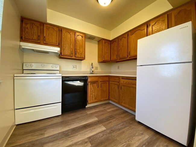 Building Photo - Check This Out! 3 BR Townhome with Washer & Dryer + Equipped Kitchen with Dishwasher! Call Today! Unit 113