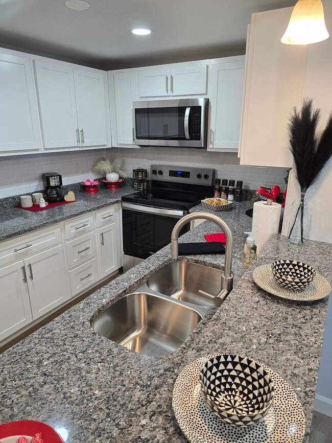 Beautifully renovated TWO-bedroom Condo on... - Beautifully renovated TWO-bedroom Condo on...