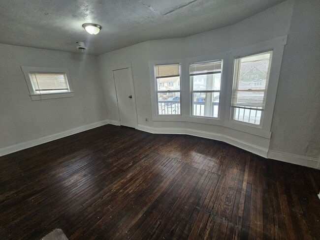 Photo - 686 E 118th St