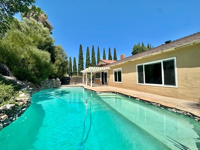 Building Photo - Renovated Entertainer’s Dream in Rancho Pe...