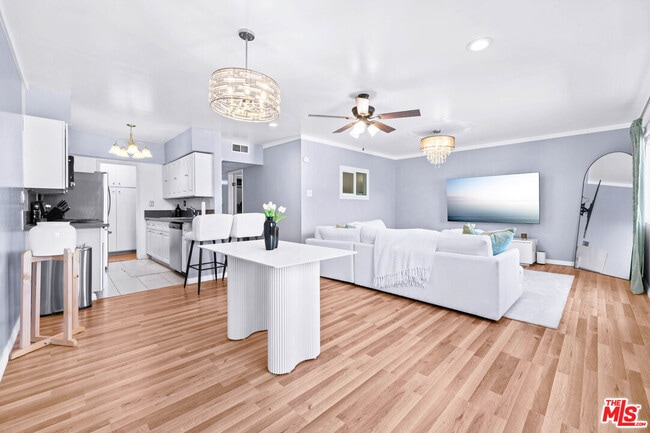 Building Photo - 12801 Moorpark St Unit 308