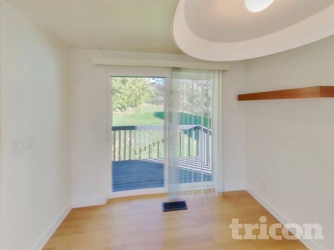 Photo - 2990 Pickering Pl NE