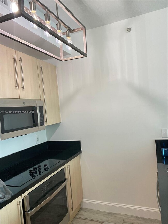 Building Photo - 1111 SW 1st Ave Rental