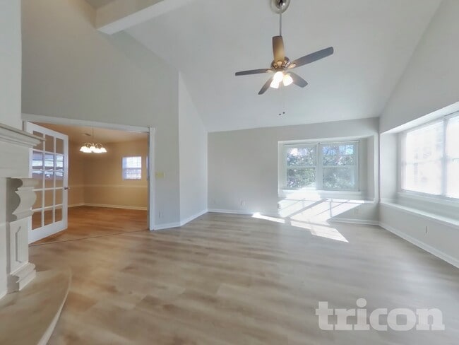 Photo - 623 Lockhart Ct NE