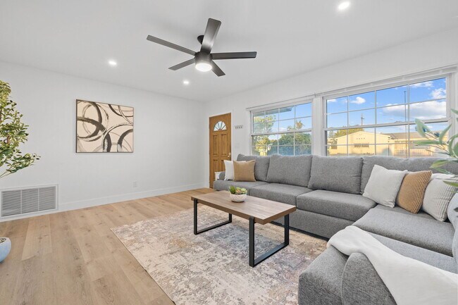 Photo - 3460 Armstrong St