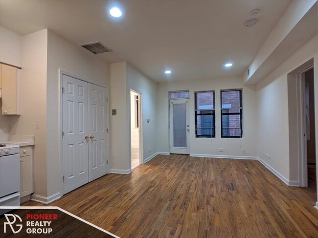 Photo - 912 W Dakin St Apartments Unit 917-304