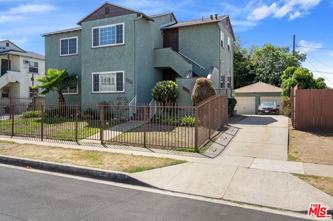 Building Photo - 2122 W 102nd St Rental