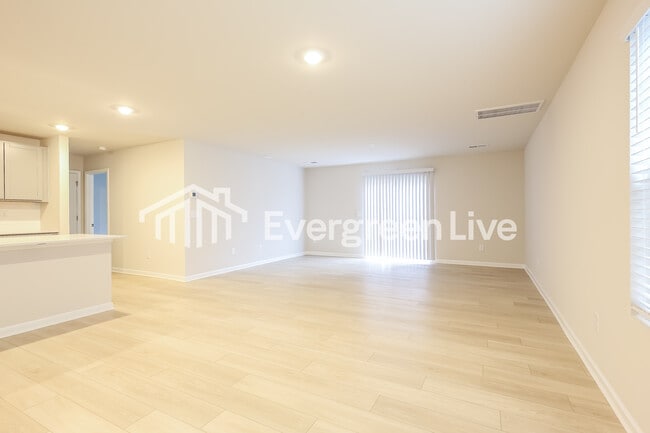 Photo - 4014 Rustling Grass Trl