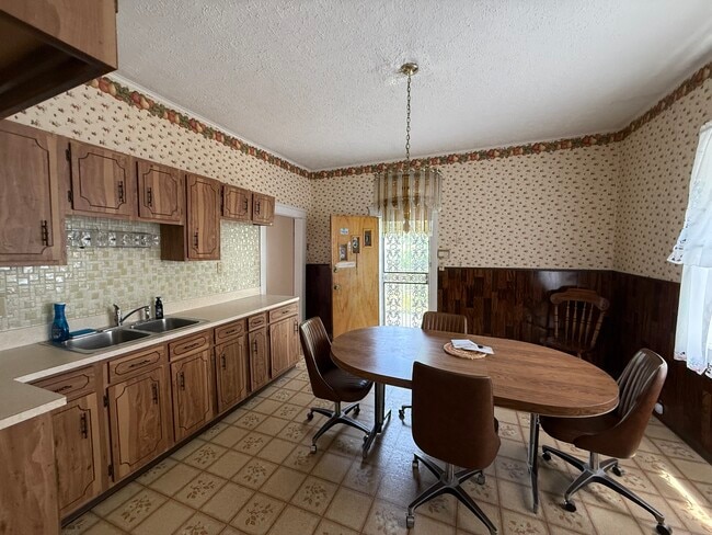 Photo - 1357 W 69th St