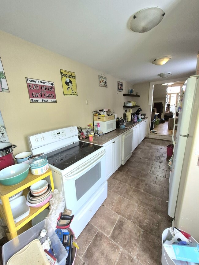 For Rent — Spacious 3-Bedroom | 1 Bathroom House | Available January 1st! - For Rent — Spacious 3-Bedroom | 1 Bathroom House | Available January 1st!