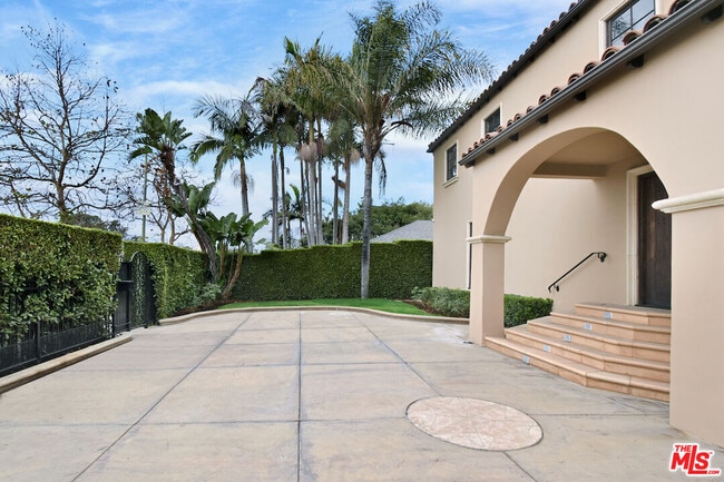 Photo - 6111 San Vicente Blvd