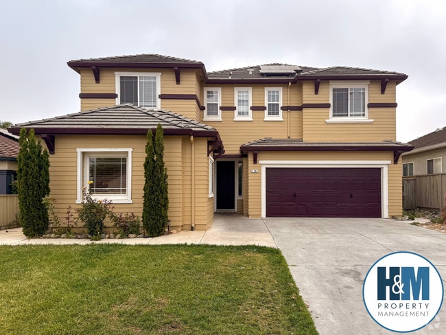 Building Photo - Large Hollister Home