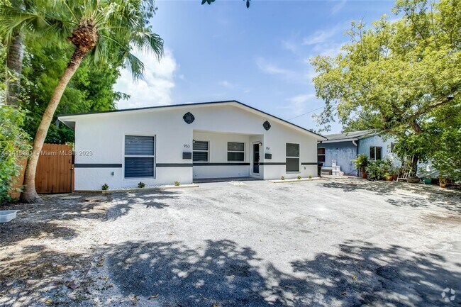 Building Photo - 953 SW 16th Pl Rental