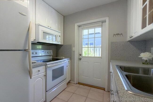 5932 NE 17th Rd