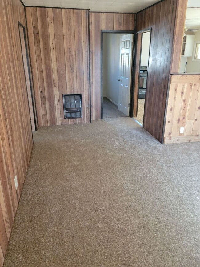 Photo - 3 bedroom, 1 bath in town