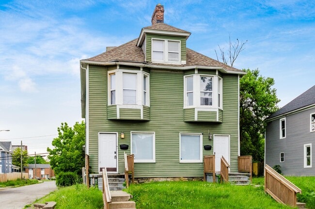 Building Photo - 368 N Garfield Ave Unit 370