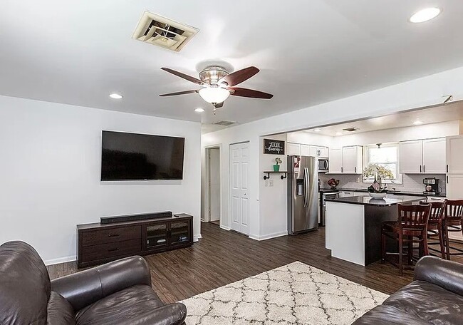 Building Photo - 806 Indian Springs Dr